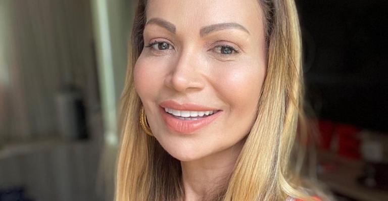 De bota branca, Solange Almeida exibe look super moderno e chama atenção: ”Gata demais”