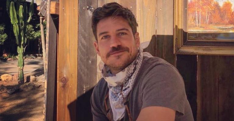 Marco Pigossi esbanja charme ao compartilhar selfie bem-humorada: ”Pensando no jantar”