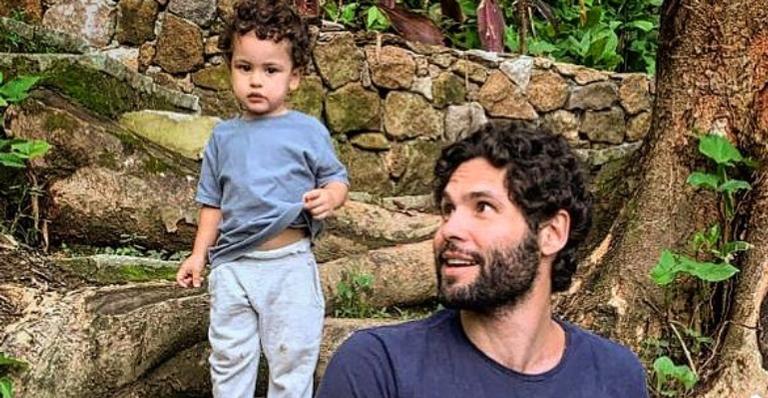 Dudu Azevedo faz registro do filho aproveitando dia na piscina e web elogia: ”Lindo igual o pai”