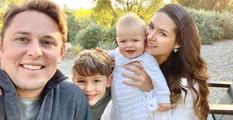 Fernanda Machado medita na companhia do filho e se derrete: ”É tão bonitinho”