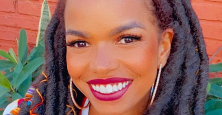 Jeniffer Nascimento surge ‘conversando’ com sua cachorrinha e suas plantas: ”Com as minhas filhas”
