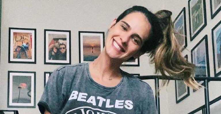 Marcella Fogaça surge malhando com uma das filhas no colo e impressiona a web