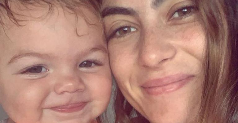 Mariana Uhlmann faz alongamento com o caçula e reflete: ”Aprendo a cada dia não me cobrar tanto”