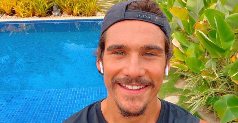 Nicolas Prattes encanta a web ao iniciar o dia praticando equitação