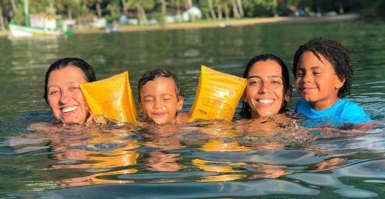 Regina Casé publica sequência de cliques com a família em meio à natureza