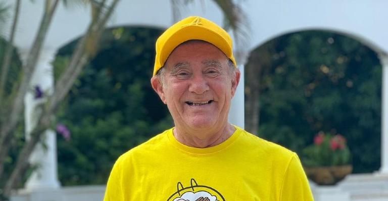 Renato Aragão posa com sua cachorrinha para desejar um bom dia aos internautas