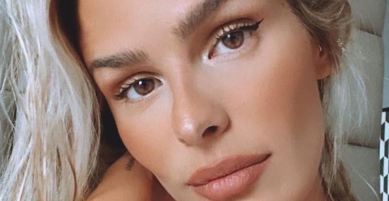 De biquíni fio dental, Yasmin Brunet ostenta corpo escultural durante mergulho: ”Sereia linda”