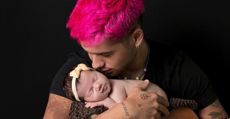 Alerta de fofura! Zé Felipe compartilha registro de momento perfeito com a filha