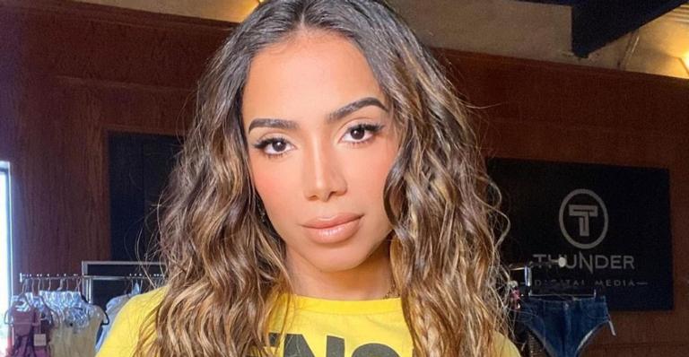 Anitta aposta em vestido rendado para cliques sensuais e fãs elogiam: ”Surra de beleza!”