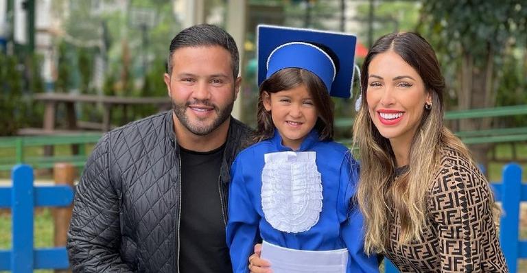 Dia de comemoração! Bella Falconi se orgulha ao mostrar a formatura de Vicky