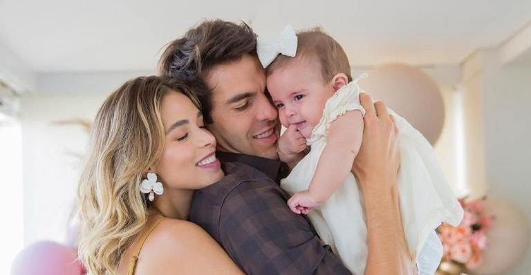 Carol Dias abre álbum de fotos em família na comemoração de 8 meses da filha Esther
