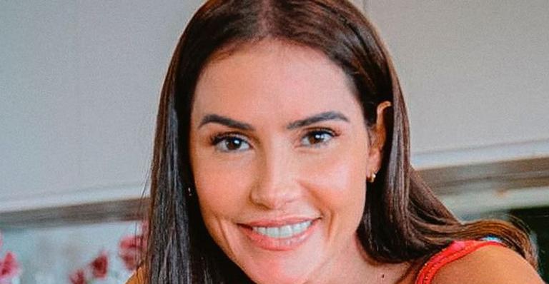 Deborah Secco encanta ao postar fotos da filha bebê: ”Mamãe coruja”