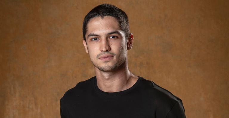 Gabriel Leone viverá romance com mulher mais velha em nova novela