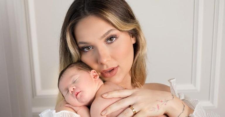 Virginia Fonseca publica registro na cama com Maria Alice e brinca: ”Mood de hoje!”
