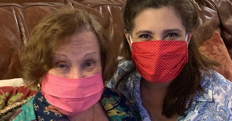 Com clique ao lado da mãe, Beth Goulart reforça importância do uso da máscara