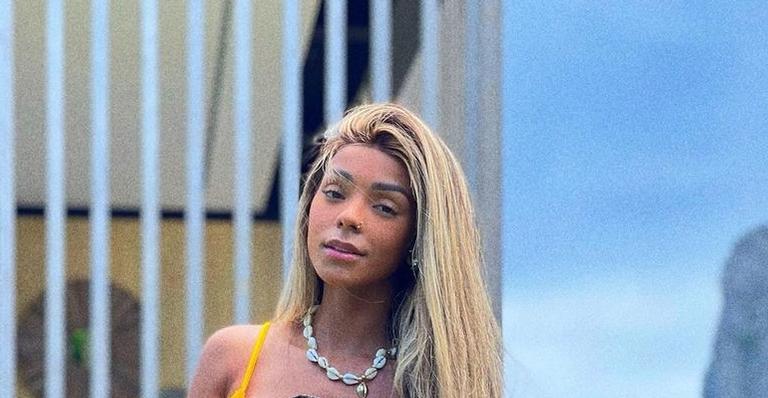 Em Curaçao, Brunna Gonçalves exibe corpo escultural com biquíni fio dental de costas: ”Deusa”