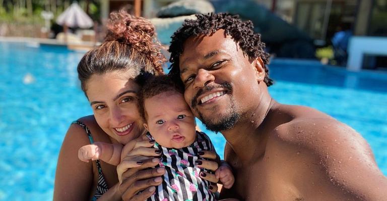 David Junior celebra seis meses da filha, Amora: ”Vejo você evoluir a cada nova descoberta”