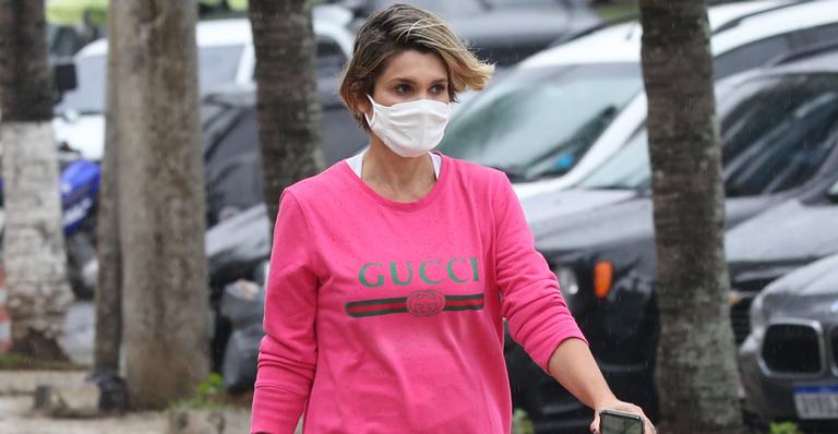 De moletom de mais de R$ 5 mil, Flávia Alessandra é flagrada comprando quentinha