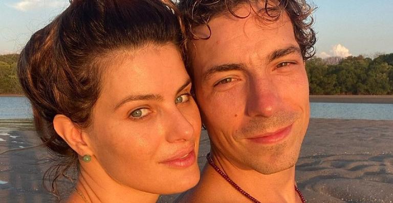 Com clique ousado, Isabeli Fontana faz declaração de aniversário para Di Ferrero