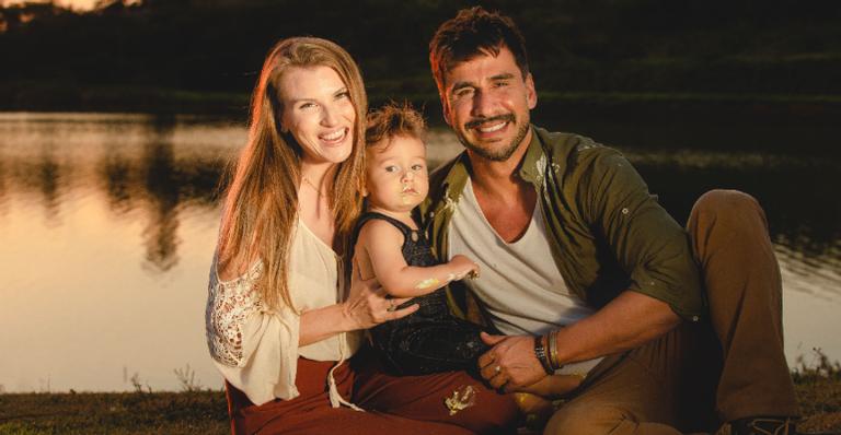 Julio Rocha e Karoline Kleine comemoram o aniversário de 1 ano do caçula no parque