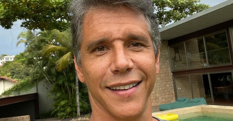 Márcio Garcia apresenta seus seis cachorros em vídeo engraçado