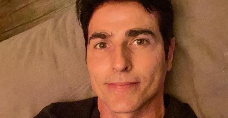 Bem-humorado, Reynaldo Gianecchini compartilha flagra de paparazzi: ”Não falham, registram tudo!”