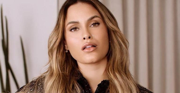 Sarah Andrade surge deslumbrante só de roupão vermelho e tira o fôlego da web: ”Muito deusa”