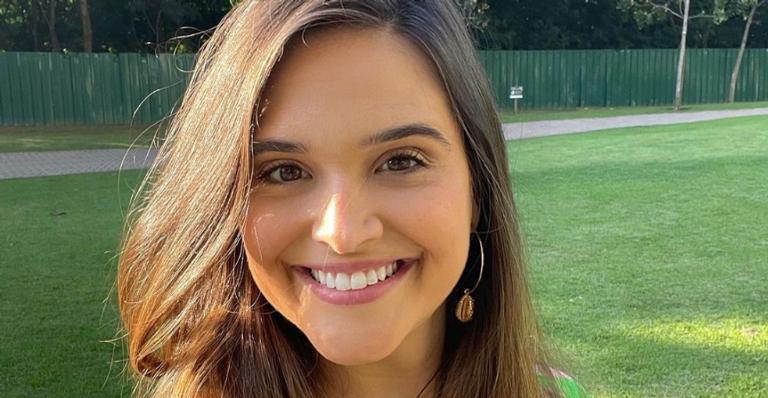 Unindo estilo e proteção, Juliana Paiva surge com máscara rosa tie dye