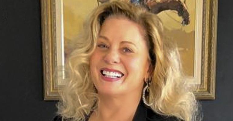 Com top dourado, Vera Fischer chama atenção ao deixar barriguinha à mostra: ”Deusa”