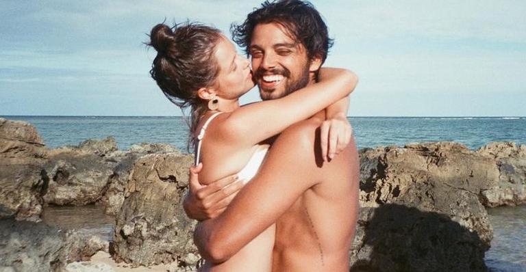 Agatha Moreira e Rodrigo Simas trocam declarações de amor na web