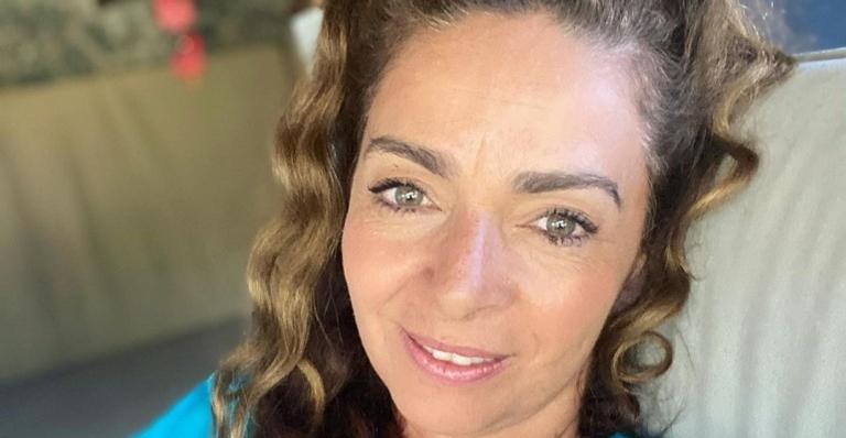 Claudia Ohana recebe primeira dose da vacina contra a Covid-19: ”Sou muito agradecida”