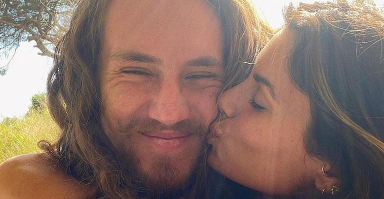 Vitor Kley dá detalhes sobre a comemoração de Dia dos Namorados com Carolina Loureiro