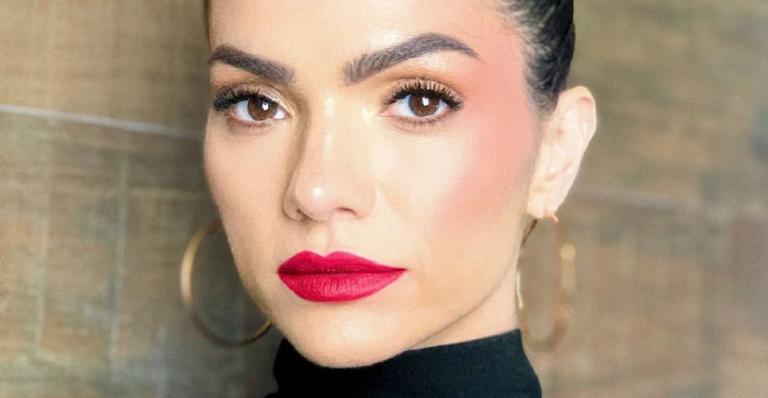De maiô branco, Kelly Key sensualiza na piscina e deixa fãs babando: ”Bem sereia”