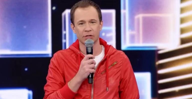Tiago Leifert apresenta o ‘Domingão do Faustão’ e web reage: “Tu és sensacional apresentando qualquer programa!”