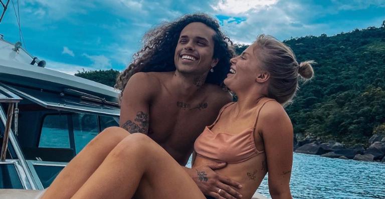 Vitão desabafa sobre repercussão de ‘Flores’ após 1 ano do lançamento: ”Vimos o mundo desabar”