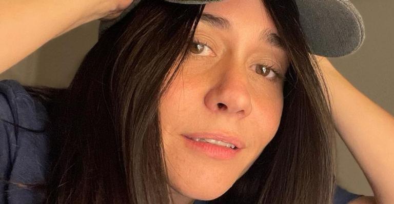Alessandra Negrini surge tomando café ao lado de seu cachorrinho: ”Com cheirinho no pescoço”