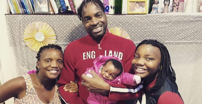 Após vencer Covid-19, Mary Sheyla posta foto com a família e celebra um mês da filha