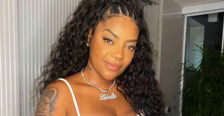Em Curaçao, Ludmilla mergulha só de biquíni e se diverte nadando com os golfinhos