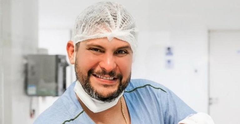 Sertanejo Jorge posta cliques encantadores com a filha recém-nascida, Sara: ”Você é luz”