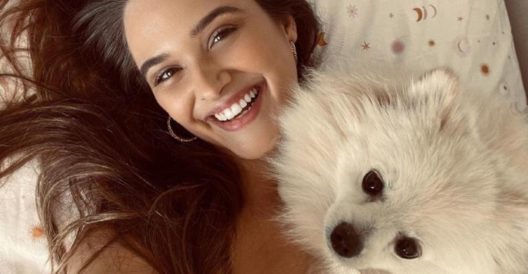 Juliana Paiva posta clique fofíssimo ao lado de seu cachorrinho e se derrete: ”Cãopanheirinho”