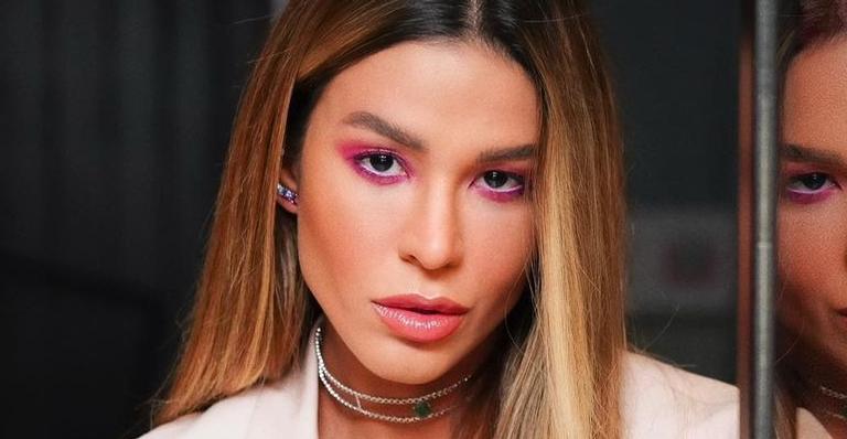 Kerline esbanja curvas com biquíni fio dental durante passeio de barco e web baba: ”Corpo real”