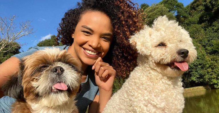 Lucy Ramos se derrete ao surgir coladinha com seus cachorrinhos: ”Meus pacotinhos de amor”