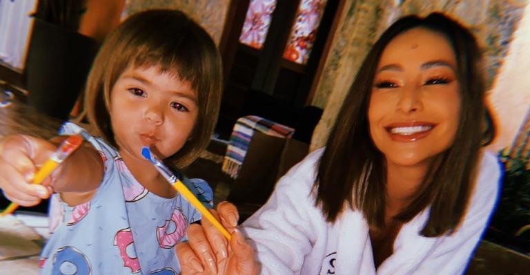 Sabrina Sato compartilha vídeo divertido da filha, Zoe: ”Ela é uma figura”