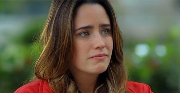 Ana chora ao ser rejeitada pela filha Júlia em ‘A Vida da Gente’