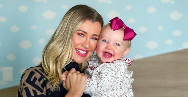 Ana Paula Siebert esbanja gratidão em lindo registro com a filha, Vicky: ”Dádiva”