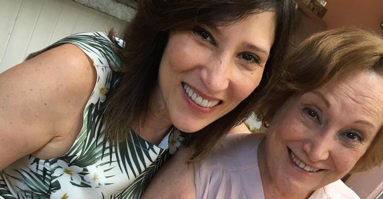 Beth Goulart ganha presente e lembra da mãe, Nicette Bruno: ”Mamãe amava”
