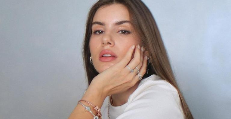 Camila Queiroz surge com look completo de marca de luxo francesa e fãs babam: ”Muito chique”
