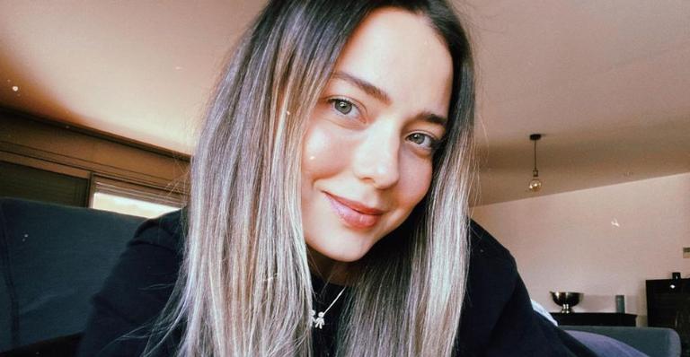 De biquíni preto, Carol Dantas toma Sol na varanda e chama atenção: ”Princesa”