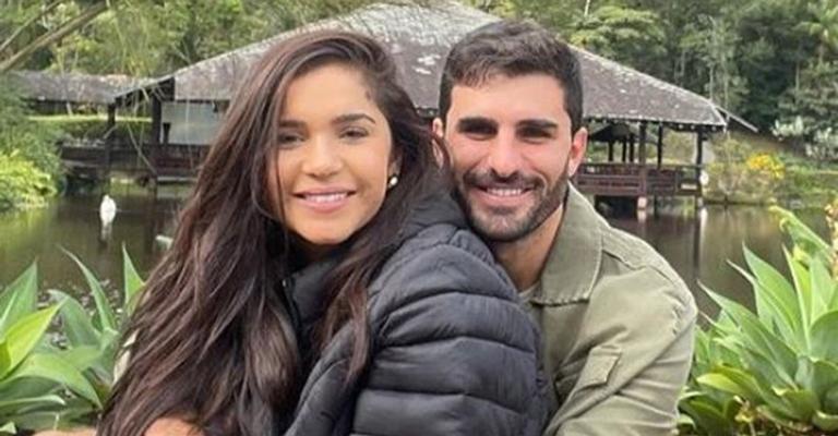 Em clima de romance, Gizelly Bicalho posta fotos com o namorado e se declara