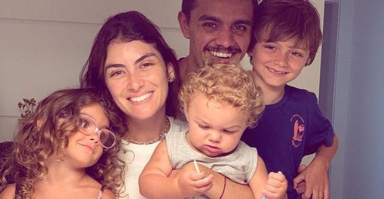 Felipe Simas compartilha clique encantador durante momento de diversão com a família